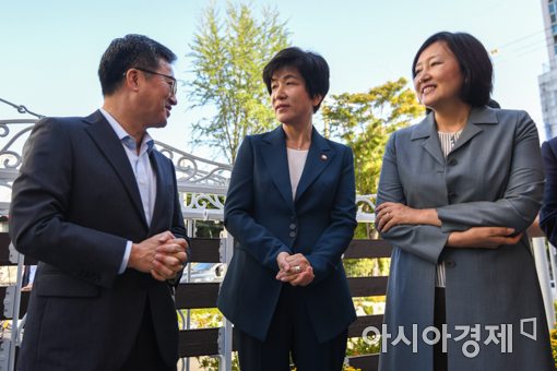 [포토]대화하는 김동연 경제부총리-김영주 장관-박영선 의원