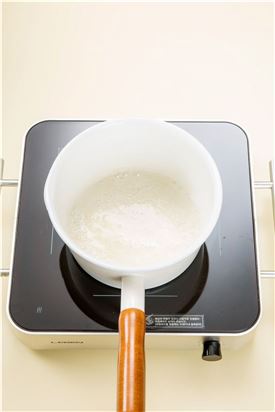 2. 분량의 시럽 재료를 냄비에 넣고 설탕이 녹도록 보글보글 거품이 나게 끓인다. (물엿 6, 설탕 4, 물 1, 버터 0.5)