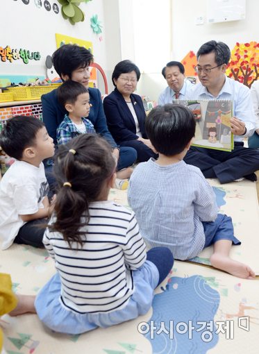 [포토]동화책 읽어주는 김동연 경제부총리