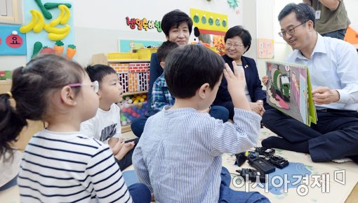 [포토]어린이들에게 동화책 읽어주는 김동연 경제부총리