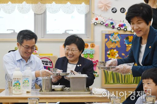 [포토]일일보육교사 체험하는 김동연 경제부총리-정현백 장관-김영주 장관
