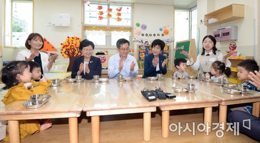 [포토]일일보조보육교사로 나선 김동연 경제부총리