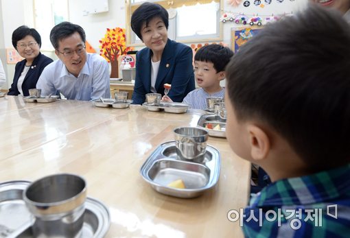 [포토]일일보조보육교사로 변신한 김동연 경제부총리