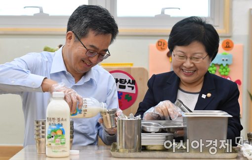 [포토]보조보육교사 체험하는 김동연 경제부총리-정현백 여성가족부 장관