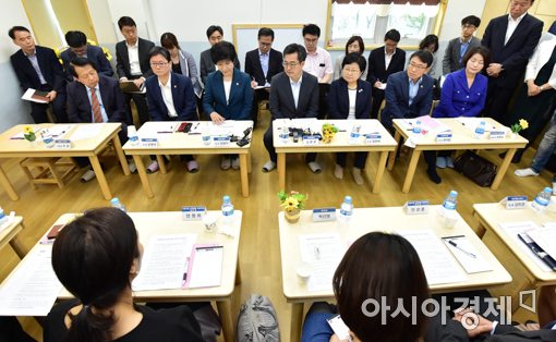 [포토]어린이집 관계자들과 간담회하는 김동연 경제부총리