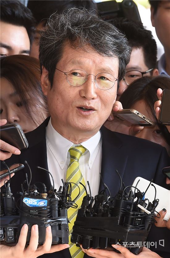 '문성근·김여진 합성사진' 국정원 직원 1심서 집행유예