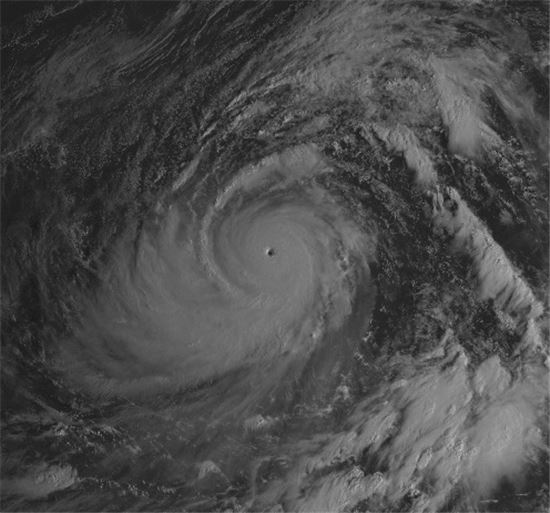 역대 가장 큰 태풍으로 지난 1979년 발생했던 태풍 '팁'의 모습. 전체 크기가 2200km에 이르렀다.(사진=위키피디아)    