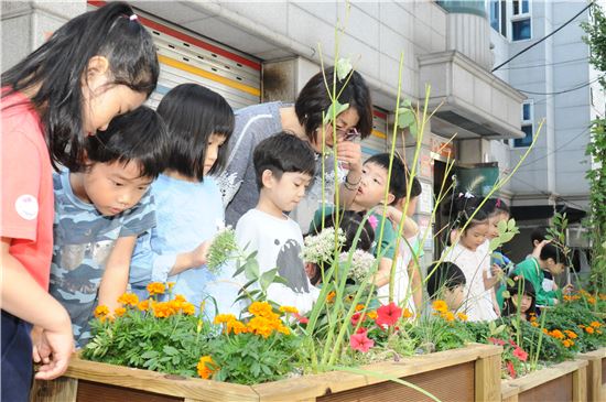 [포토]중랑구 면목본동 '걷고싶은 은행나무길' 조성 