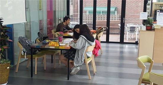 서대문구 홍제3동주민센터 홍삼카페에서 시험공부를 하고 있는 학생들