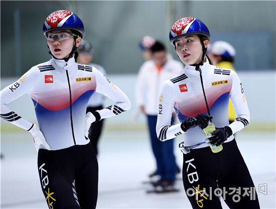 [포토]훈련 영상 바라보는 심석희와 김아랑 