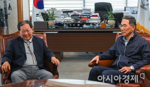 [포토]면담하는 박병원 경총 회장-김주영 한국노총 위원장