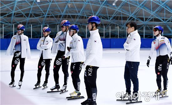 [포토]훈련 영상 확인하는 남자 쇼트트랙 대표팀