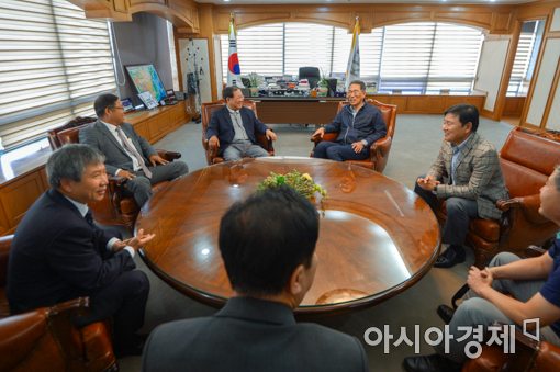 [포토]면담하는 박병원 회장-김주영 위원장