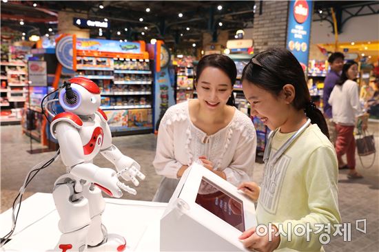 18일 스타필드 고양 토이킹덤에서 인공지능(AI) 탑재 휴머노이드 로봇 '띵구'를 고객들이 살펴보고 있다.