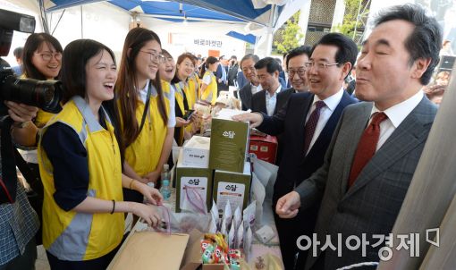 [포토]농축수산물 직거래장터 찾은 이낙연 총리