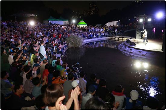 양재천 수변 무대 공연에 2500여 시민이 참여 열광하고 있다. 