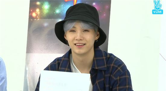 'V LIVE' 방탄소년단 "체인스모커스 '형님들'과 작업한 '베스트 오브 미' 기대"