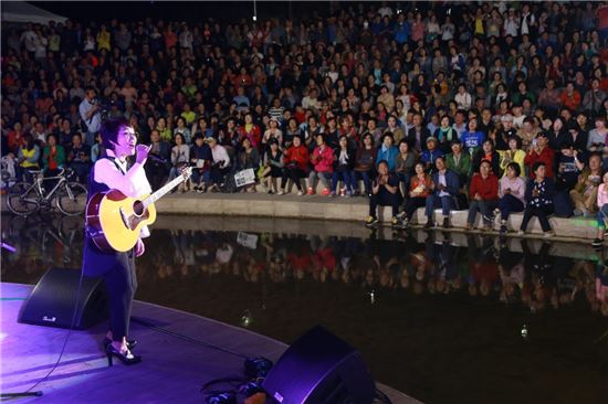 [포토]남궁옥분 '양재 연인의 거리 콘서트' 열창 