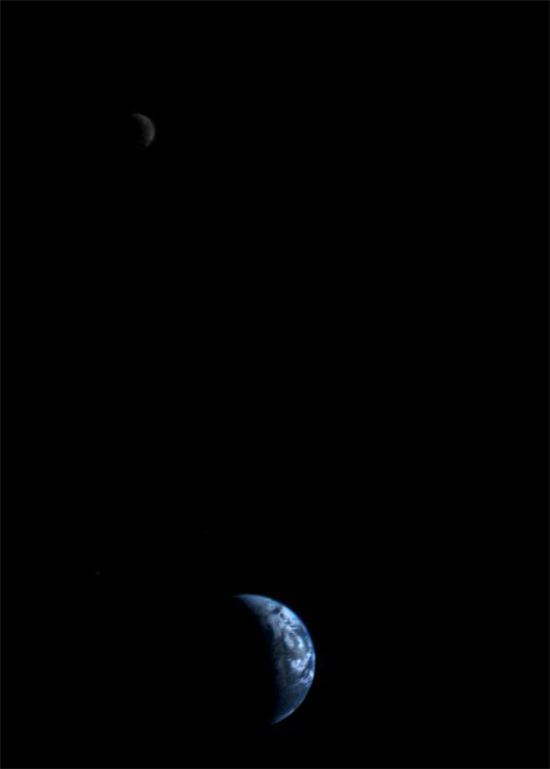 ▲1977년 9월18일의 지구와 달. 보이저 1호가 지구에서 약 1100만km 떨어진 우주에서 찍었다.[사진제공=NASA]