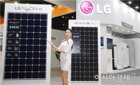 ▲LG전자 모델이 '2017 에너지 대전' LG전자 부스에서 태양광 모듈인 ‘네온 R’을 소개하고 있다. (제공=LG전자)