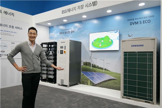 2017 대한민국 에너지대전에서 삼성전자 모델이 '에너지 저장장치(ESS)'를 설명하고 있다.