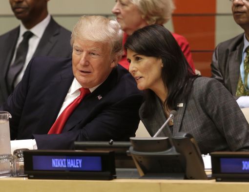 [이미지출처=AP연합뉴스] 도널드 트럼프 미국 대통령이 18일 유엔본부에서 니키 헤일리 유엔 주재 미국 대사와 이야기를 나누고 있다.