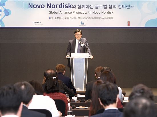18일 밀레니엄 서울 힐튼호텔에서 개최한 'Novo Nordisk와 함께하는 글로벌 협력 컨퍼런스'에서 김용국 KOTRA 인베스트코리아 대표가 개회사를 하고 있다.