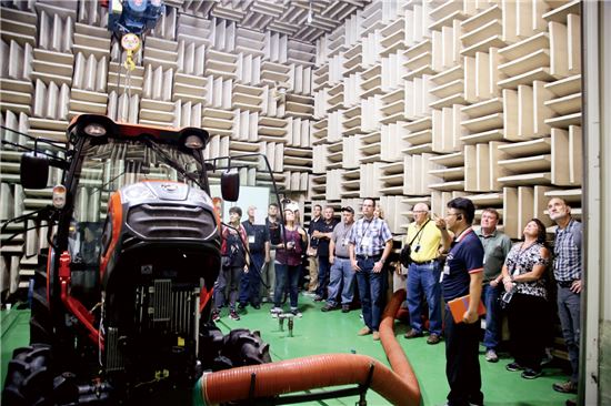 대동공업의 '북미 우수 딜러 패밀리 데이'에 참석한 농기계 카이오티 브랜드 우수 대리점 딜러들이 연구소에서 트랙터 소음 테스트 과정을 지켜보고 있다.  
