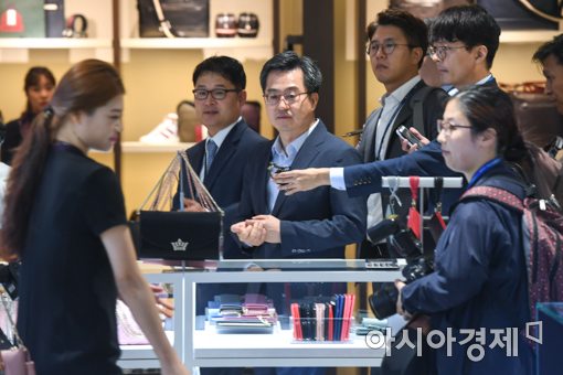 [포토]면세점 둘러보는 김동연 경제부총리