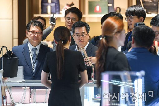 [포토]인천공항 면세점 직원과 대화하는 김동연 경제부총리