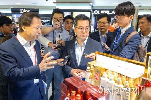 [포토]인천공항 면세점 방문한 김동연 경제부총리