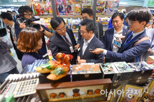 [포토]인천공항 면세점 찾은 김동연 경제부총리