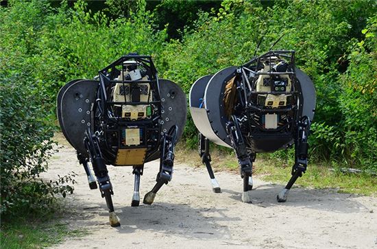 다르파에서 개발한 군수물자 수송로봇 알파독(Alphadog) 모습. 1톤(t) 무게의 군수물자를 싣고 시속 30km 속도로 주행이 가능하다.(사진=다르파 홈페이지(https://www.darpa.mil/))