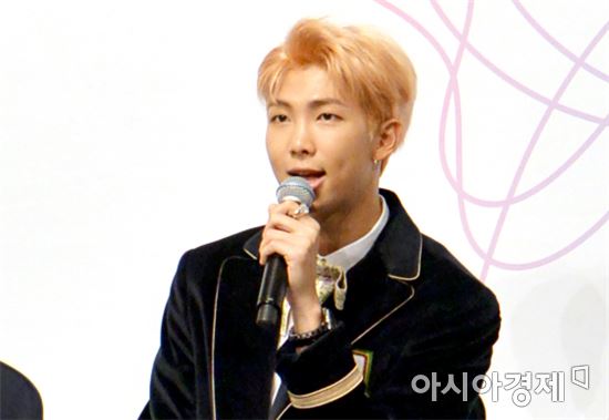 [포토]방탄소년단 랩몬스터 "빌보드 HOT 100 진입 공약은 V앱에서 공개