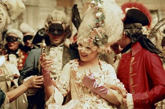 [火요일에 읽는 전쟁사]무도회에 쓰던 가면, 원래 용도는 '방독면'?