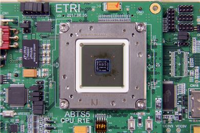 ETR는 19일 세계 최소 수준인 1와트(W) 내외의 저전력으로 자율주행차가 요구하는 영상인식 및 제어 기능을 통합 실행하는 프로세서 칩을 개발했다고 19일 밝혔다. 프로세서 코어를 지난해 4개 버전에서 9개로 늘렸다. 
