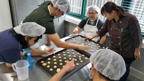 18일 서울 동대문구 서울발달장애인훈련센터에서 발달장애학생들이 제빵 체험 교육을 받고 있다.