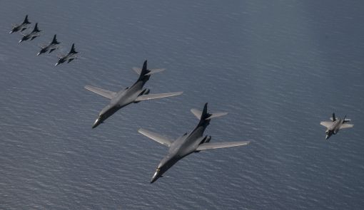 [이미지출처=EPA연합뉴스]미 공군 B-1B 랜서 폭격기와 해병대 소속 F-35 전투기, 일본 항공자위대의 F-2s 전투기가 18일 합동훈련을 하고 있다. 