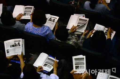 지난 9월 19일 서울 이화여고에서 열린 서울자사고연합설명회에 학부모들이 참석해 입시 전략을 듣고 있다.