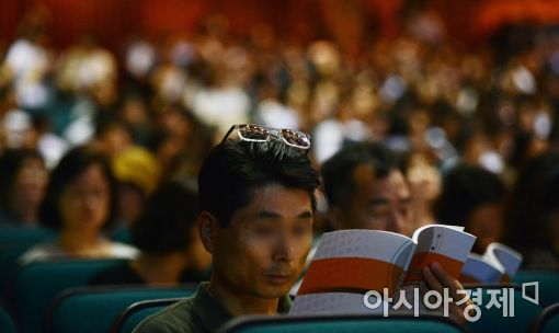 지난 9월19일 서울 중구 이화여자고등학교 유관순기념관에서 열린 '서울 자사고 연합 설명회'에서 한 학부모가 자료집을 살펴보고 있다.