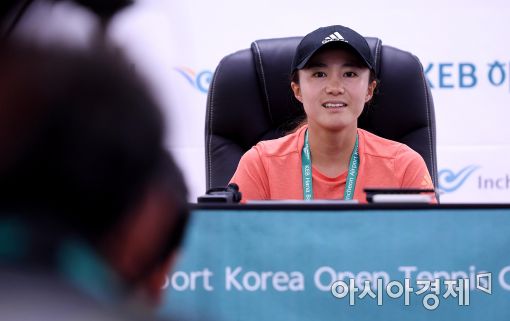 [포토]기자회견하는 한나래