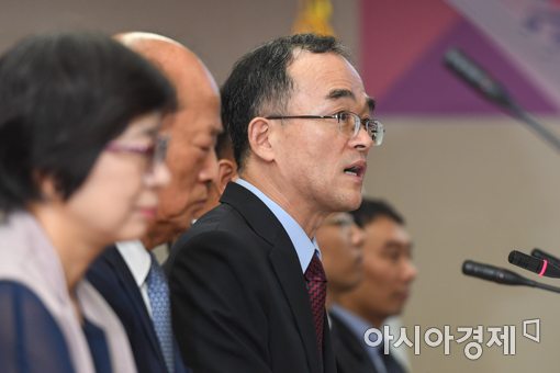 지난달 검찰개혁위원회 발족식에서 문무일 검찰총장이 인사말을 하고 있다.