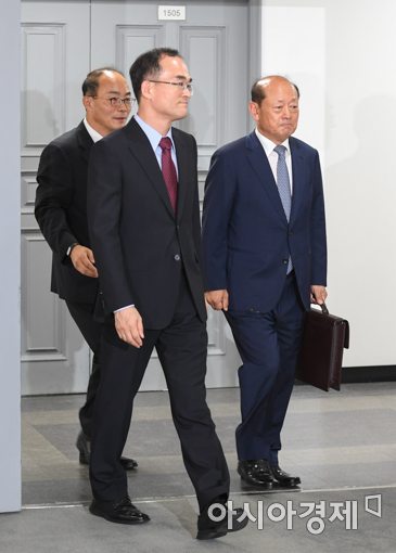[포토]회의실로 들어서는 문무일 검찰총장-송두환 검찰개혁 위원장