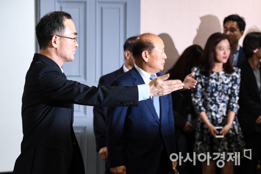 [포토]회의실로들어서는 문무일 검찰총장-송두환 위원장