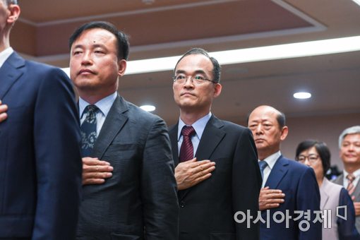 [포토]국민의례하는 문무일 검찰총장-송두환 검찰개혁위원장
