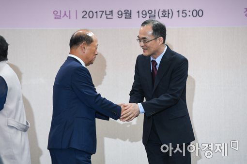 [포토]악수하는 문무일 검찰총장-송두환 검찰개혁위원장