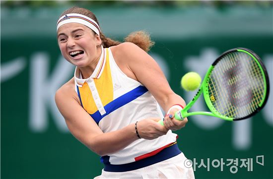 [포토]백핸드 공격하는 오스타펜코