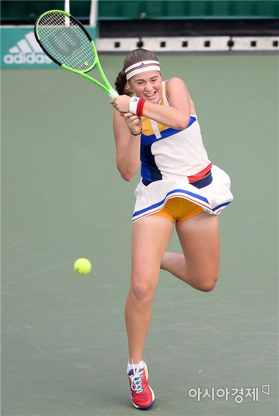 [포토]오스타펜코, '백핸드 받아라'