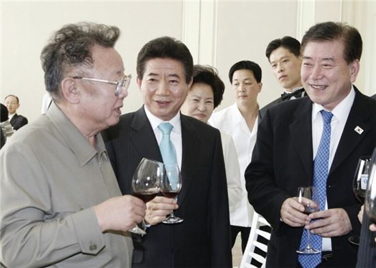노무현 정부 당시 2007년 10월 2차 남북정상회담에 민간인으로는 유일하게 특별수행원으로 참석한 문정인 특보의 모습. 왼쪽부터 김정일 북한 전 국방위원장, 노무현 전 대통령.
