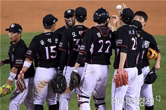 [포토]kt, '갈 길 바쁜 LG에 고춧가루 팍팍'